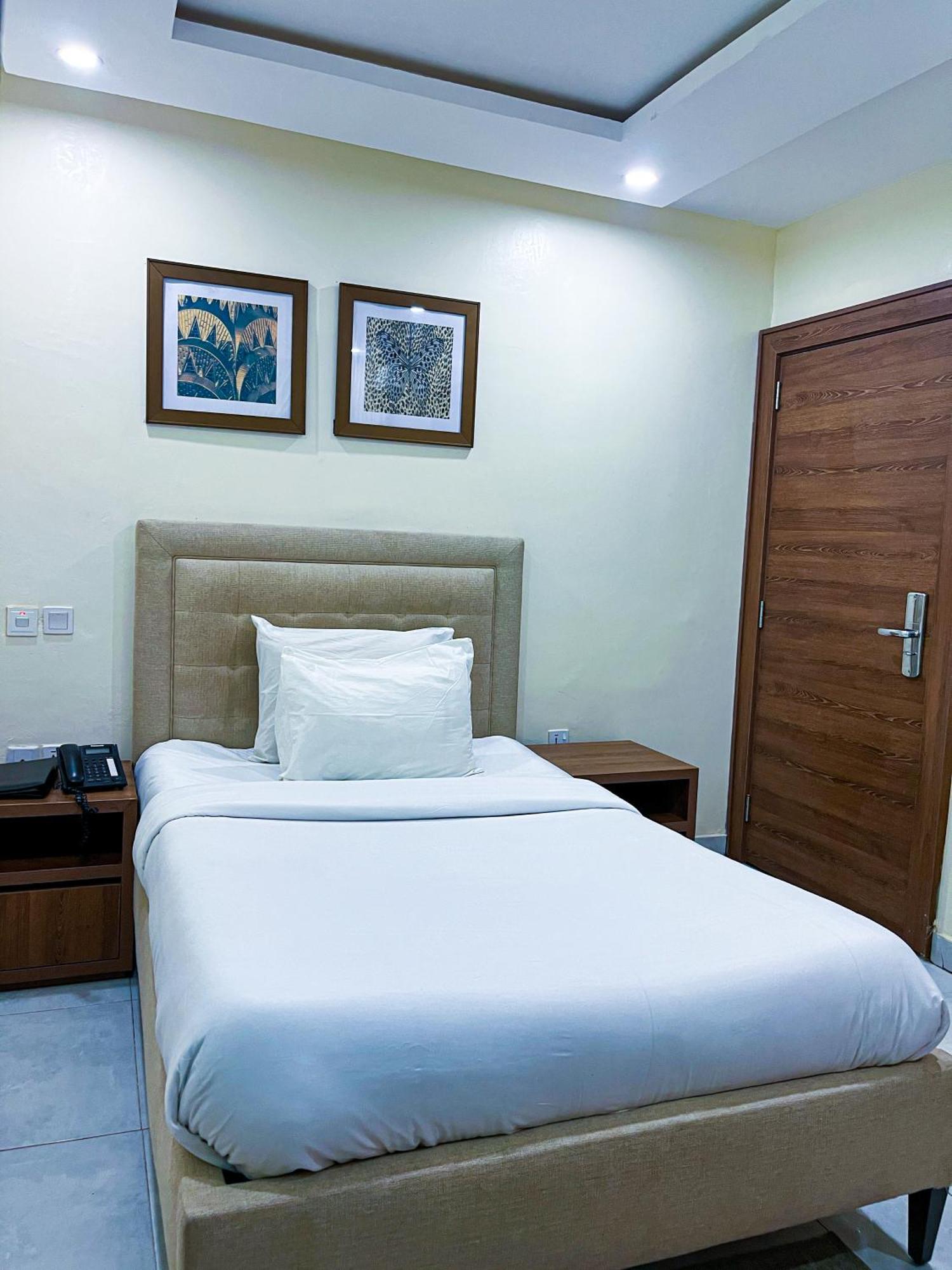 Plush Hotel,Abuja Eksteriør billede